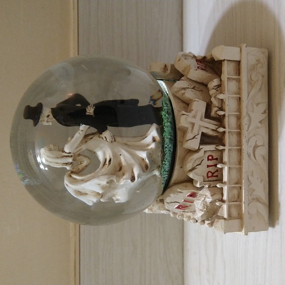 TJ Maxx Halloween Skeleton Bride & Groom Musical Snow Globe - Picture 4 of 7